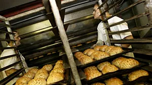 Isărescu: Creşterea preţului la pâine este şi un proces de aliniere la preţurile din UE