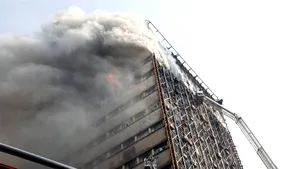 GALERIE FOTO, VIDEO Cel puţin 75 de persoane au murit, inclusiv 45 de pompieri, după prăbuşirea unui turn cu 17 etaje din Teheran, în urma unui incendiu