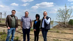 Prefectul judeţului Galaţi, fotografiat fără mască de protecţie în timpul unei inspecţii. Cum se apăra cel care a iniţiat măsura de protecţie