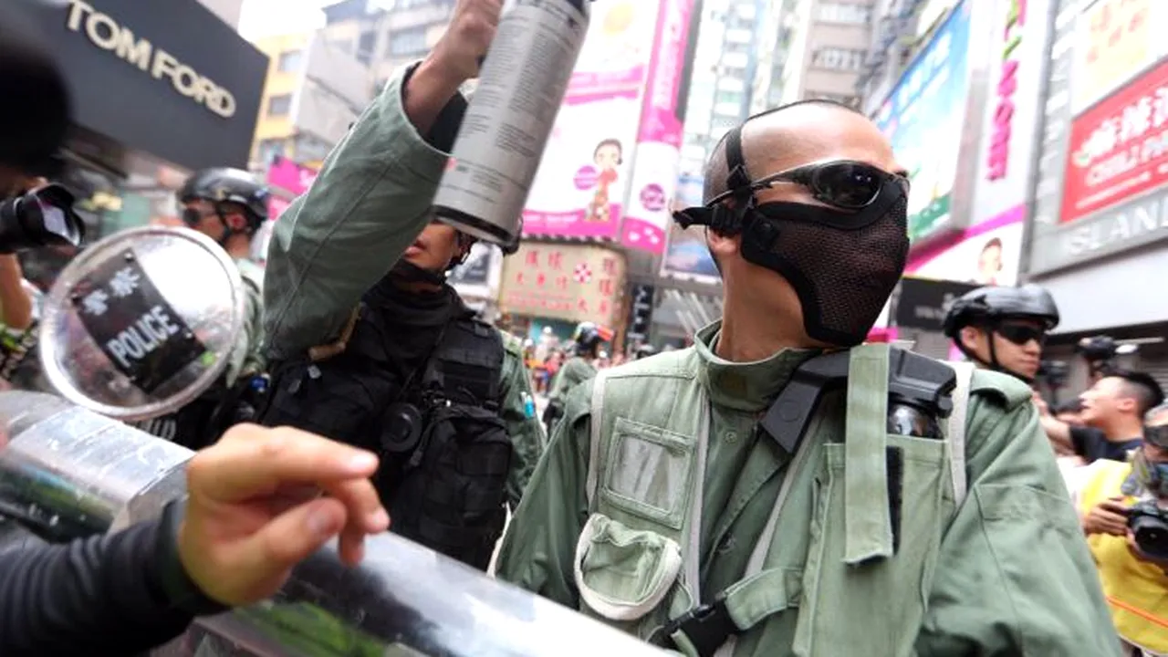 Violenţe în Hong Kong de Ziua Naţională a Chinei. Poliţia a folosit muniţie de război / Un protestatar, împuşcat în piept, iar mai mulţi jurnalişti au fost răniţi - surse