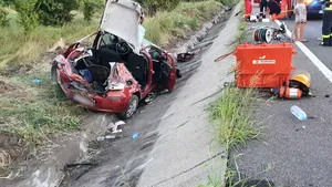 FOTO Trafic blocat spre Capitală după un accident grav, cu un mort şi mai mulţi răniţi. Intervenţie cu elicopterul SMURD