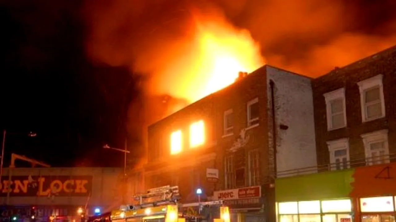 Incendiu de amploare la Camden Market în Londra,  intens populată de tineri şi turişti.  Peste 70 de pompieri, la faţa locului