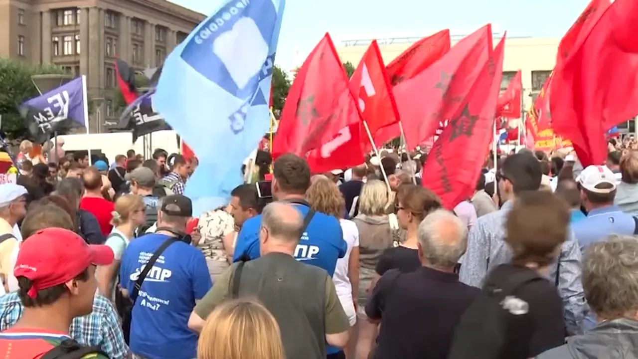 PROTESTE de amploare în Rusia: Mii de persoane au ieşit în stradă pentru a-şi exprima nemulţumirea faţă de majorarea vârstei de pensionare | VIDEO