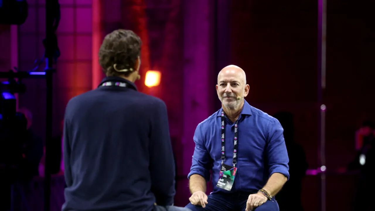 Jeff Bezos avertizează că inteligența artificială se află într-o „bulă industrială”: companii cu câțiva angajați care primesc finanțări de miliarde de dolari