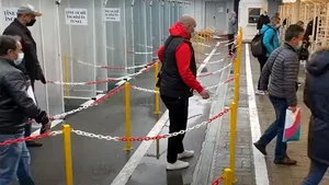 VIDEO Cum arată prima zi de muncă la uzina Dacia, după reluarea producţiei. Ce măsuri de siguranţă a luat compania pentru angajaţi