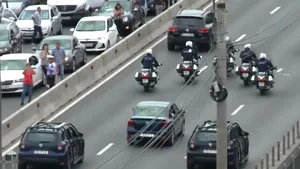 Imagini emoţionante: Românii au coborât din maşini pe DN1 ca să aplaude maşina în care se află Papa Francisc | FOTO