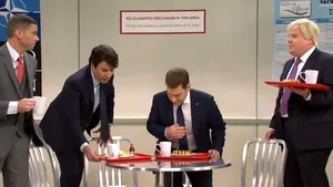 Român alungat de Macron, Johnson şi Trudeau din cantina NATO, în cel mai recent episod al Saturday Night Live. VIDEO