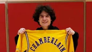 Un tânăr a cumpărat o jachetă a echipei Lakers cu 3 dolari. Acum ar putea valora 250.000 de dolari