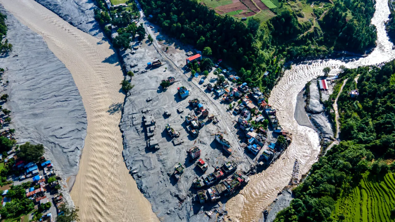 Peste 100 de turiști străini au rămas blocați în Nepal după inundațiile care au distrus trasee montane și poduri