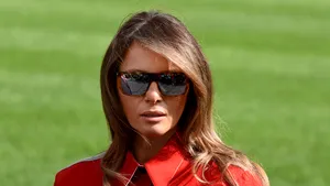 FOTO | Melania Trump, alături de mai mulţi copii, la prima recoltă din grădina de legume a Casei Albe. Prima Doamnă a SUA preia iniţiativa lansată în 2009 de Michelle Obama