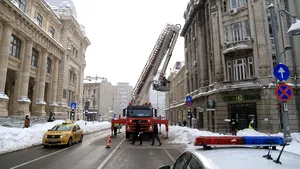 FOTO Ţurţurii formaţi în zilele de ger, pericol pentru pietoni. 100 de apeluri, în două zile în Capitală