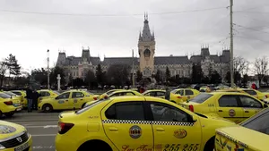 Taximetriştii protestează în Iaşi, nemulţumiţi de transportul alternativ: Ne iau clienţii