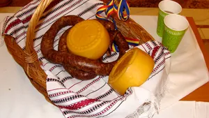 PSD a deprins economia de piaţă - vinde caricaturi, cârnaţi şi operele liderilor săi - FOTO