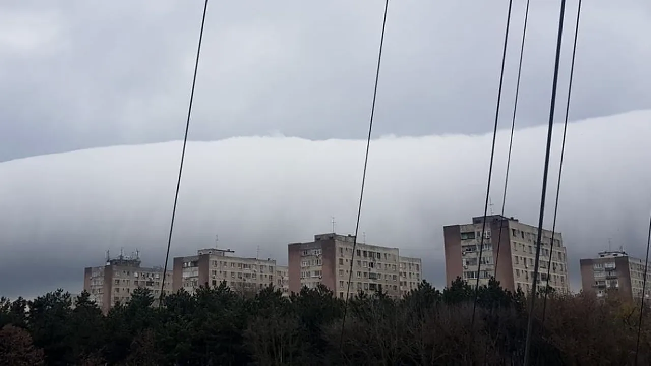 Fenomen ciudat în Capitală: Un nor cilindric uriaş a stat nemişcat câteva ore peste Bucureşti. FOTO şi VIDEO