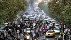 Proteste violente în Iran, ca reacţie la moartea unei femei în custodia poliţiei. Cel puţin 26 de morţi 