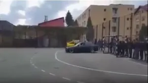 Anchete după ce o maşină în care se află un copil de 8 ani face drifturi în curtea şcolii | VIDEO 