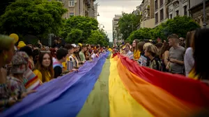 Persoane oprite de jandarmi la Bucharest PRIDE după ce au fost surprinse cu un cofraj cu ouă