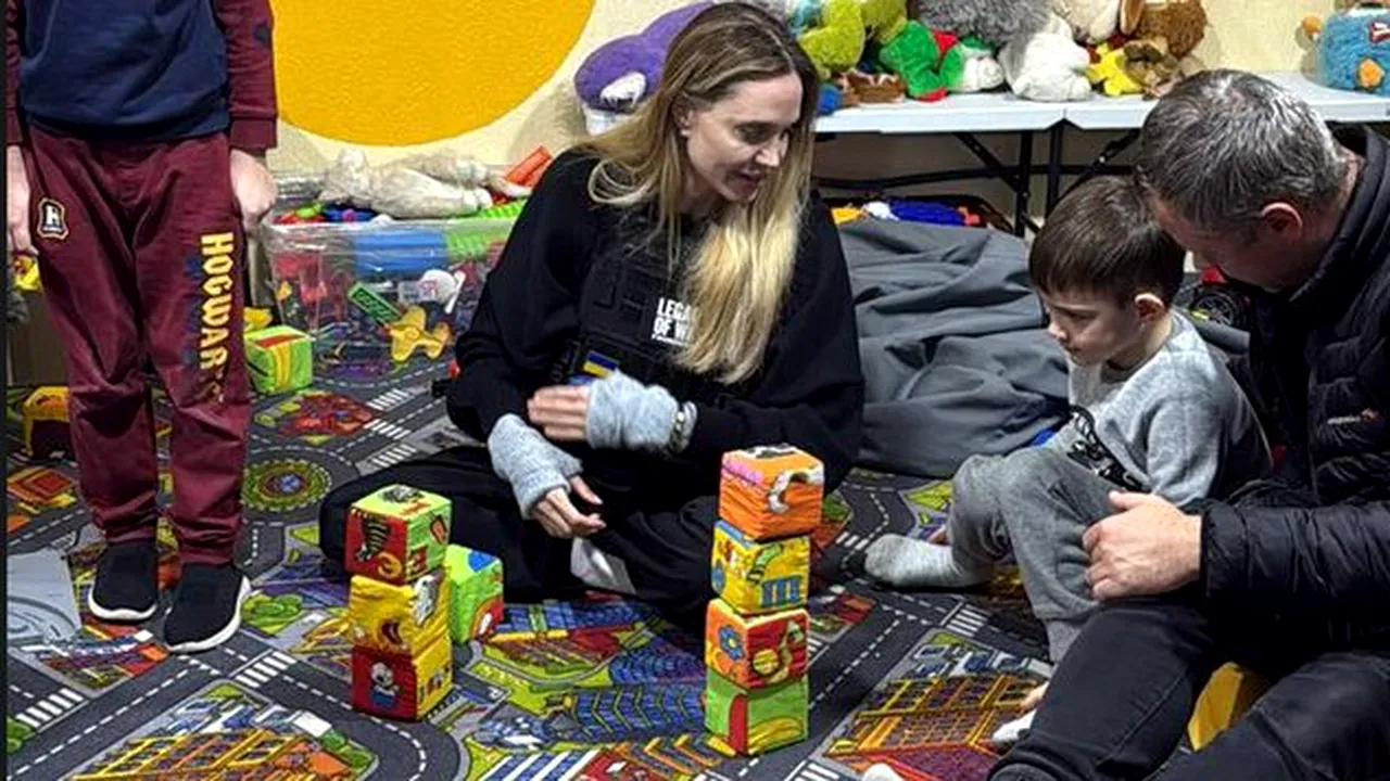 Angelina Jolie a făcut o vizită surpriză la spitale din Herson, în sudul Ucrainei