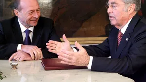Deşi tangajul navei e puternic, căpitanul Băsescu nu pare îngrijorat - Deutsche Welle