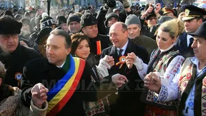 Tânăra care dansează în fiecare an Hora Unirii la Iaşi lângă Băsescu, membră a unui ansamblu folcloric