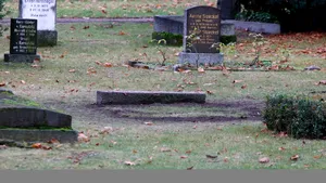 Mormântul unui ofiţer nazist, profanat. Poliţiştii îi caută pe vinovaţi