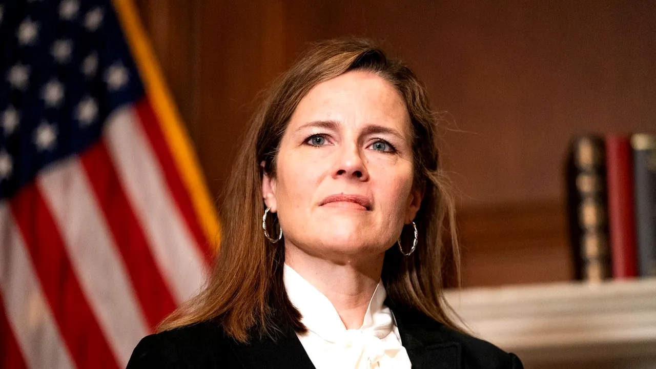 După întâlnirea cu Trump, judecătoarea Amy Coney Barrett a fost testată pentru Covid-19. Ce rezultat a primit