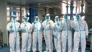 Medicii chinezi, epuizaţi. Lupta împotriva coronavirusului a ucis deja un doctor. Personalul medical poartă pamperşi