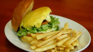 Mâncarea de tip fast-food creează dependenţă la fel ca heroina