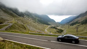 Utilajele de deszăpezire au intrat în acţiune pe Transfăgărăşan