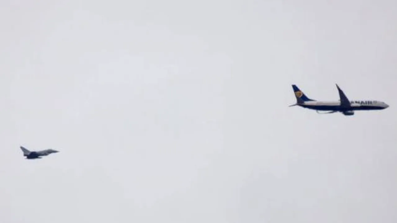 O aeronavă de pasageri, escortată de avioane de vânătoare în Marea Britanie, în urma unei alerte false | FOTO