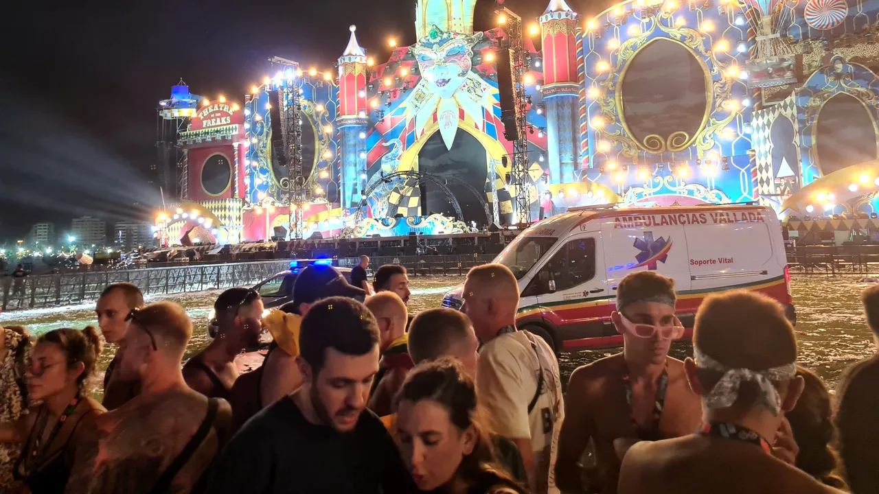S-a prăbuşit scena la un festival de muzică din Spania. O persoană a murit şi cel puţin 17 sunt rănite