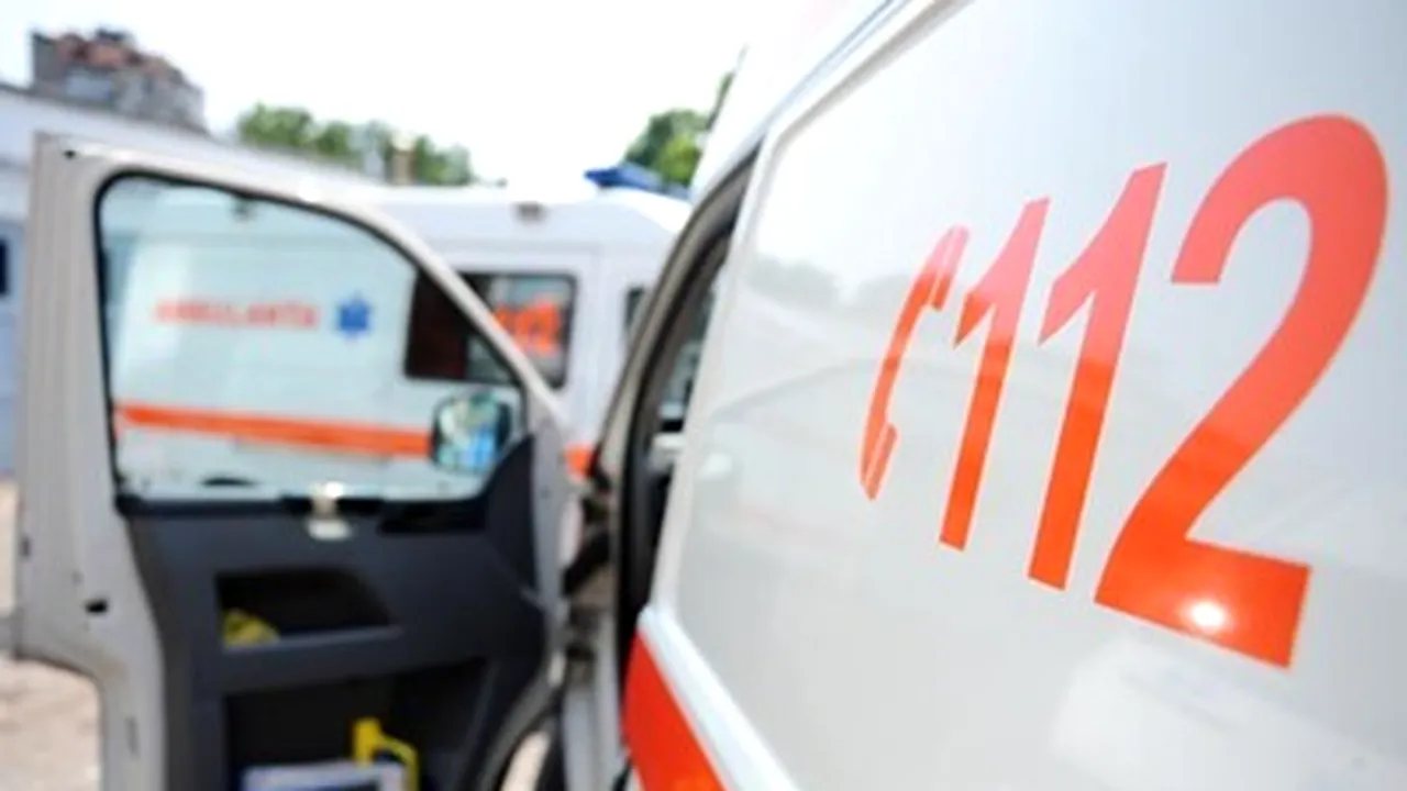 Sălaj: 16 persoane rănite într-un accident rutier, un microbuz s-a răsturnat într-un şanţ