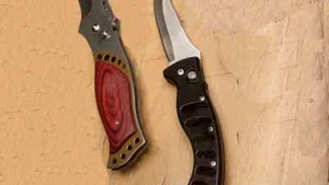 Un copil de 13 ani, prins cu un cuţit la intrarea în stadionul Steaua