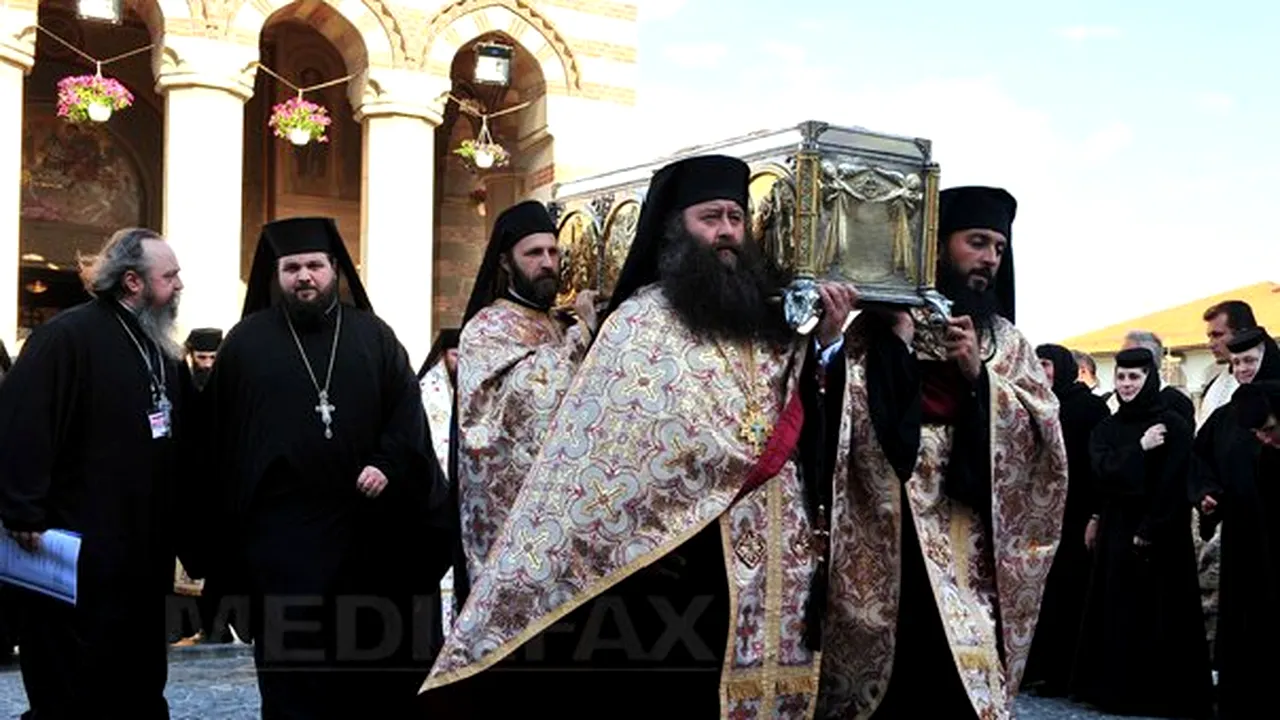 Arhiepiscopia Târgoviştei le-a oferit credincioşilor stick-uri cu chipul Sfântului Ierarh Nifon | FOTO