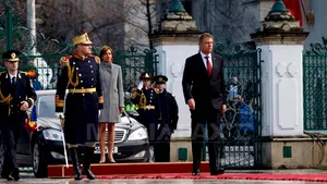 Iohannis a depus o coroană în memoria victimelor Revoluţiei, în Piaţa Universităţii. Preşedintele îl decorează astăzi pe şeful Asociaţiei Foştilor Deţinuţi Politici