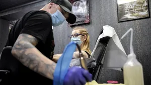 Tatuaje vs. competenţa profesională. Sunt tatuajele un dezavantaj la angajare? Cum variază încrederea în medici sau poliţişti 