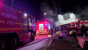 Incendiu la două hale în comuna Dumbrăveni, județul Suceava. Suprafața afectată, aproximativ 2000 mp