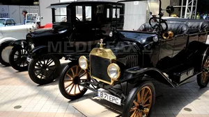 Paradă cu automobile de colecţie, sâmbătă în Bucureşti