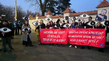 SOCIAL Protest în fața Palatului Cotroceni față de propunerile pentru șefia marilor parchete: „Nicușoare, nu semna, că îngropi Justiția!”/ Nicușor Dan a venit să discute cu protestatarii