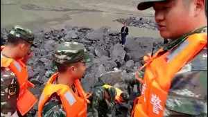 ALUNECAREA MASIVĂ de teren din China: Autorităţile continuă căutarea persoanelor date dispărute. Trei persoane, SALVATE miraculos