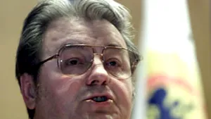 C.V.Tudor: Este sub demnitatea mea să pun ştampila pe Blaga sau pe Oprescu