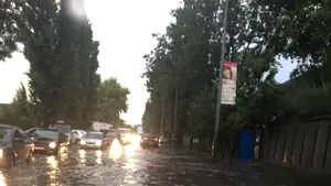 Câteva zeci de gospodării şi mai multe străzi din municipiul Arad, inundate - VIDEO