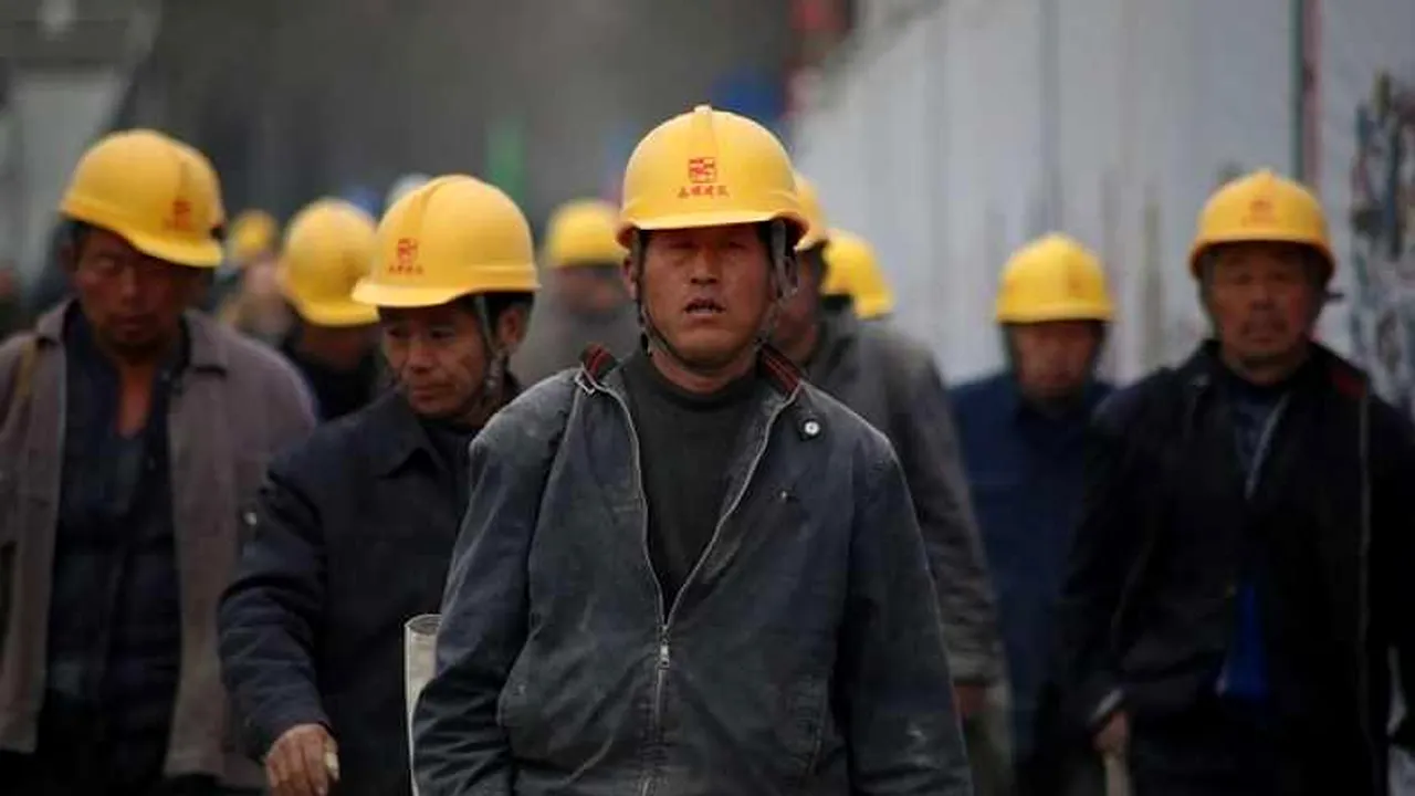 Schimbare majoră pe piaţa muncii din România. Guvernul va permite 100.000 de muncitori din afară UE în 2022. Soluţie de avarie pentru criza forţei de muncă