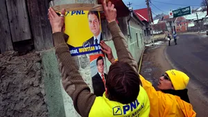 Ploieşti: Tineri din echipa de campanie a PNL au reclamat Poliţiei că au fost bătuţi pe stradă