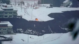 Alunecare de teren masivă, în Norvegia: Răniţii sunt transportaţi la spital, după ce casele le-au fost distruse FOTO