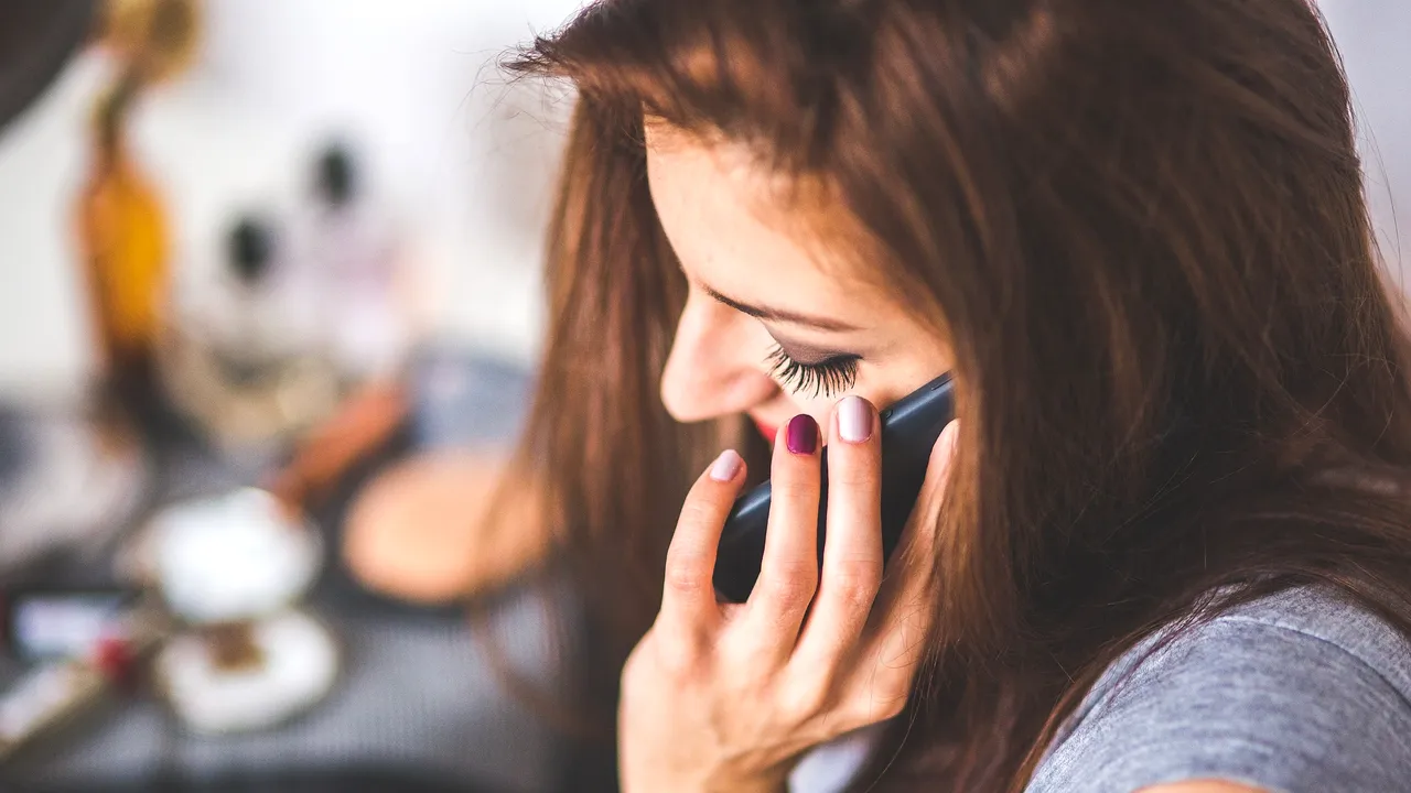 Cetăţenii britanici riscă să plătească tarife mari de roaming în UE în cazul unui Brexit fără acord