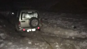 Trei turişti pasionaţi de off-road, care au rămas blocaţi cu maşina pe munte, salvaţi de jandarmi