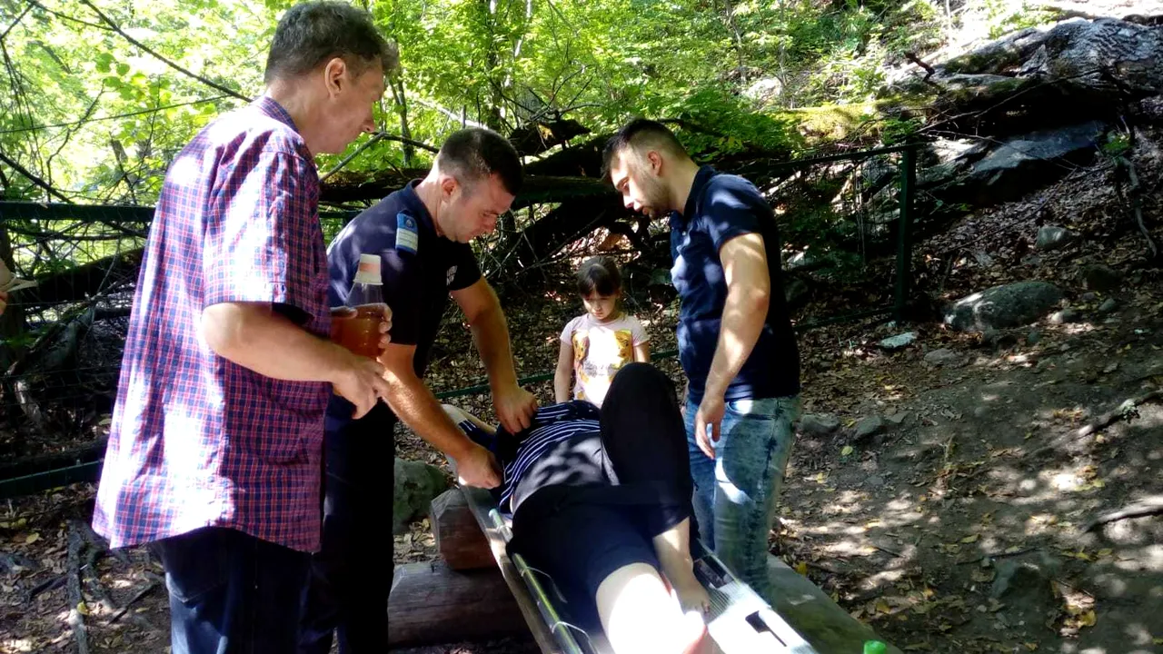 FOTO Intervenţie pentru salvarea unei femei rănite pe un traseu montan în zona Cascadei Putna
