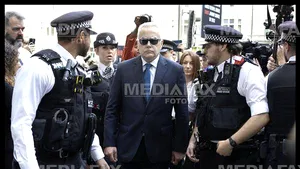 Fostul prezentator BBC Huw Edwards pledează vinovat pentru pedofilie  