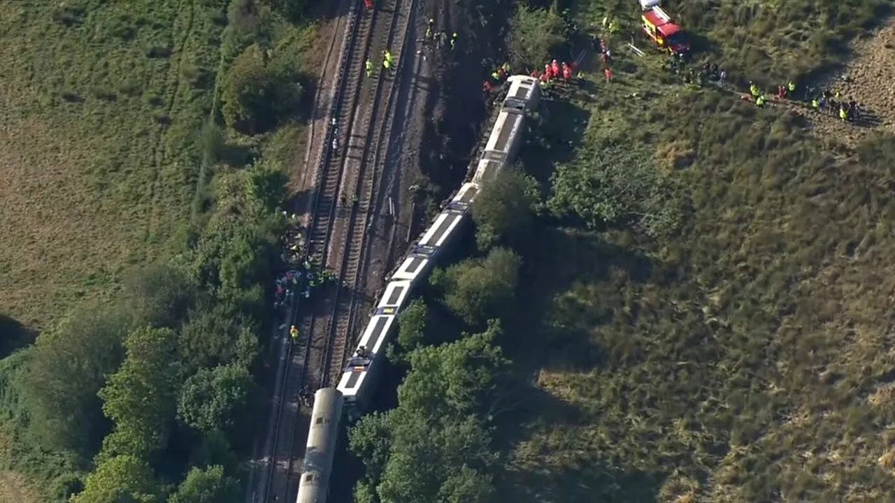 Tren deraiat în Marea Britanie: două persoane sunt grav rănite. La bord se aflau circa 150 de pasageri